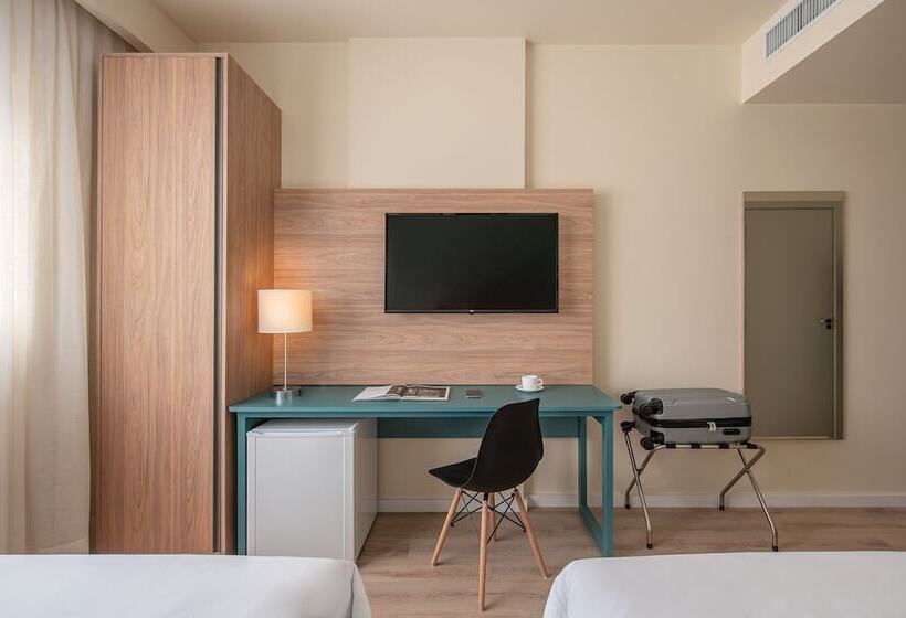 Отель Intercity Curitiba Batel