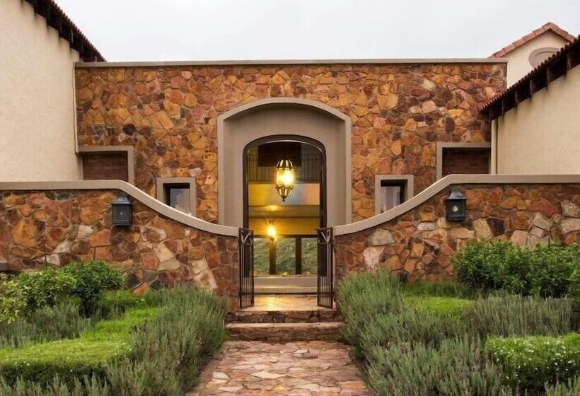 فندق Mount High Luxury Country Lodge