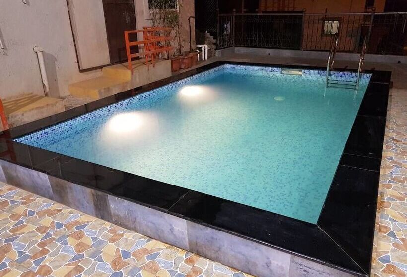 בית מלון כפרי Silver Oak Villa