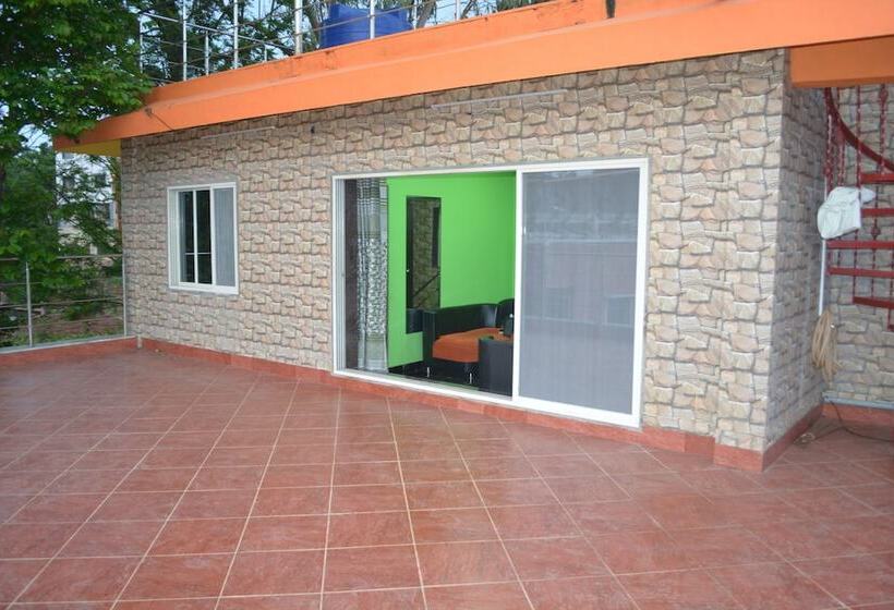 בית מלון כפרי Silver Oak Villa