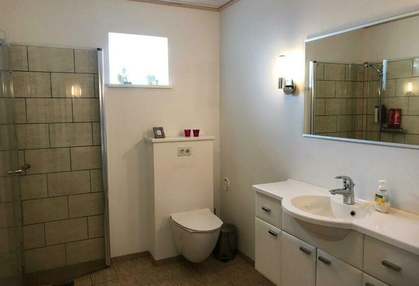 بنسيون Light & Spacious Home