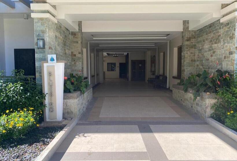 Rosarich Homestay   Bristle Ridge Residences