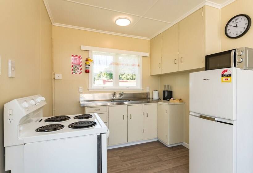 Waitangi Beach Bach 30a