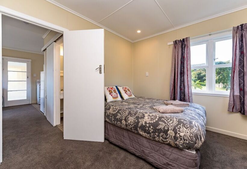 Waitangi Beach Bach 30b