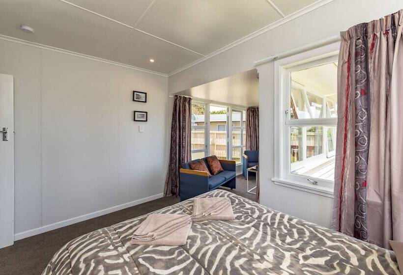 Waitangi Beach Bach 30b