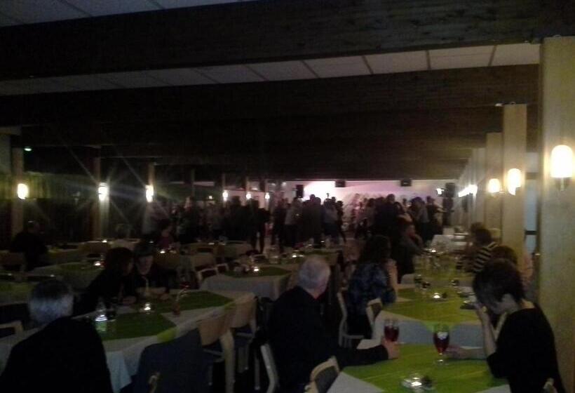 ホテル Karemajat Panorama