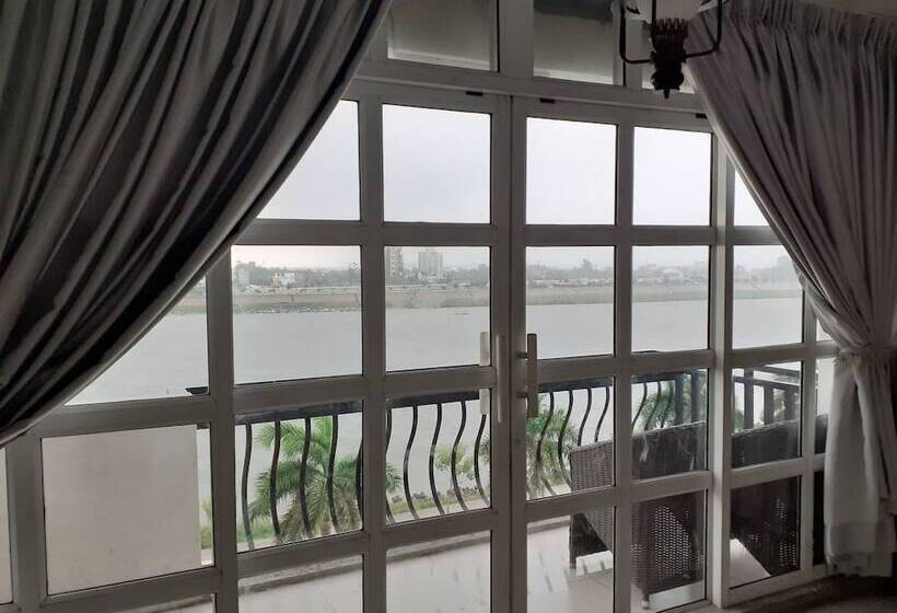 בית מלון כפרי New Season Riverside