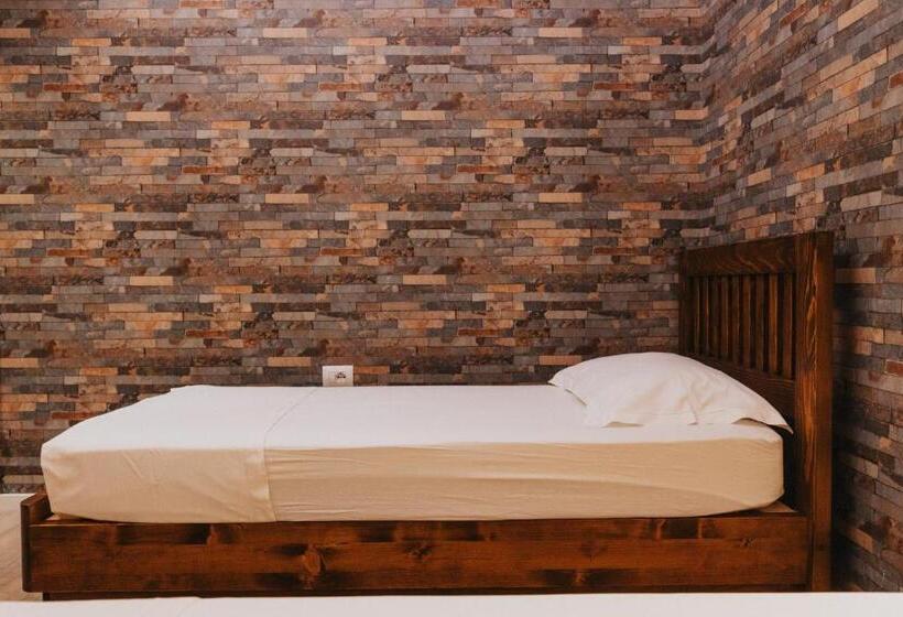 בית מלון כפרי Tirana Resort Radhime