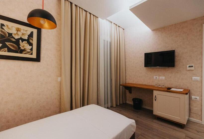 בית מלון כפרי Tirana Resort Radhime