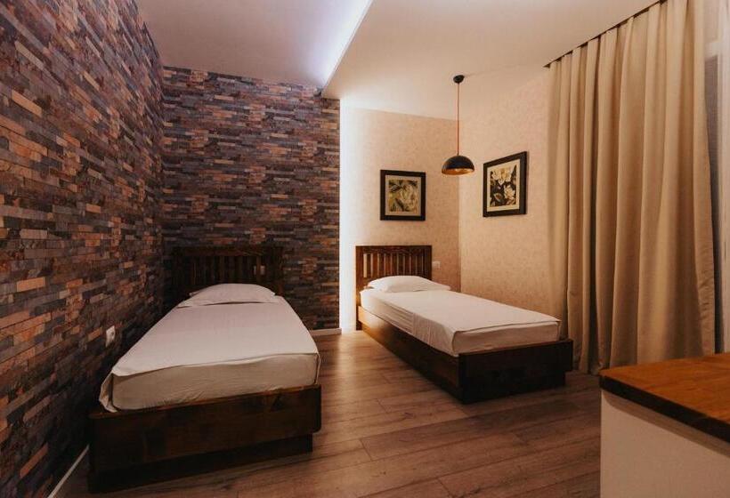 בית מלון כפרי Tirana Resort Radhime