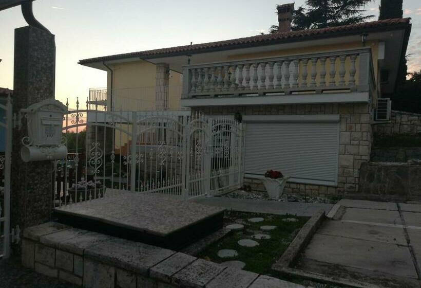 پانسیون Guest House Vila Luka