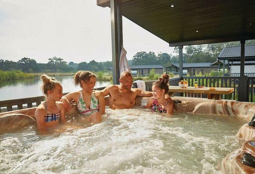 אתר נופש Woodhall Country Park Lodges