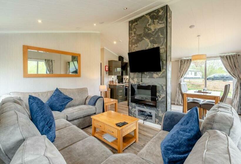 אתר נופש Woodhall Country Park Lodges