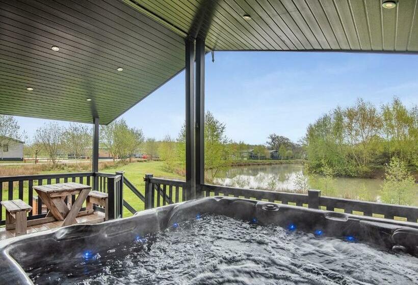 אתר נופש Woodhall Country Park Lodges