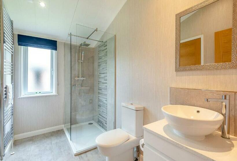 אתר נופש Woodhall Country Park Lodges