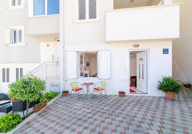 ホテル Apartments Mira