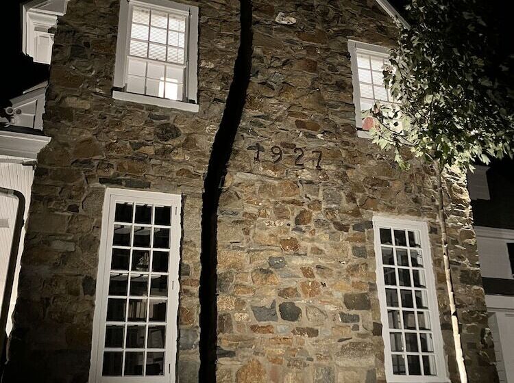 فندق Chimney Hill Estate Inn