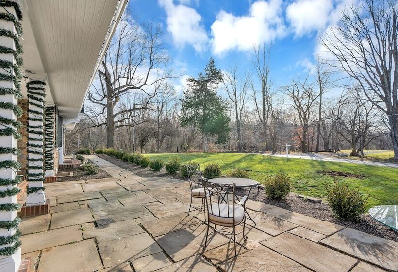 فندق Chimney Hill Estate Inn