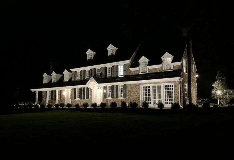 فندق Chimney Hill Estate Inn