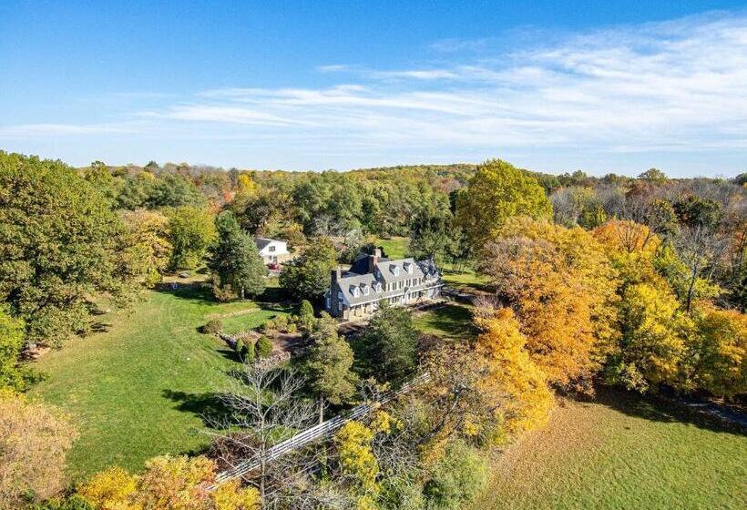 فندق Chimney Hill Estate Inn