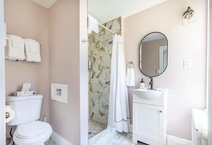 فندق Chimney Hill Estate Inn