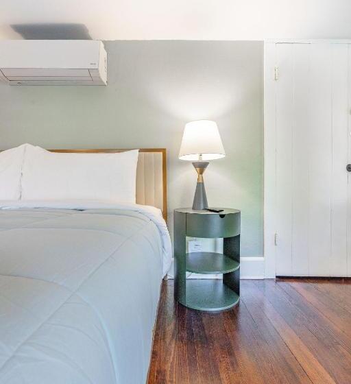 فندق Chimney Hill Estate Inn