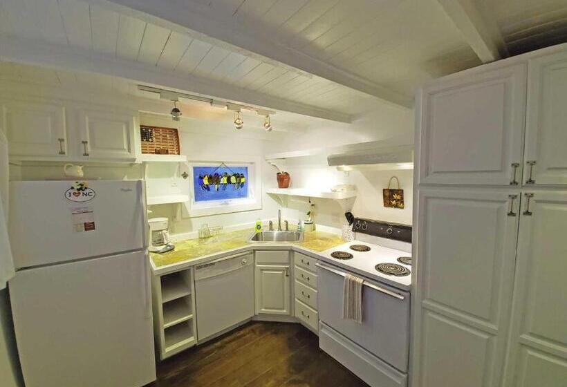 Отель Cute Cottage Above The Creek Farmhouse