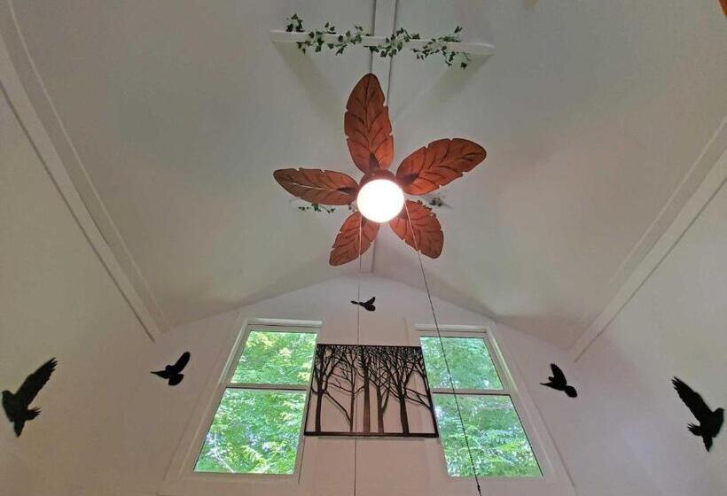 Отель Cute Cottage Above The Creek Farmhouse