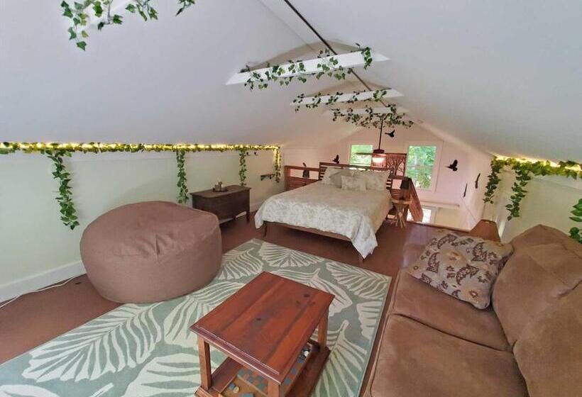 Отель Cute Cottage Above The Creek Farmhouse