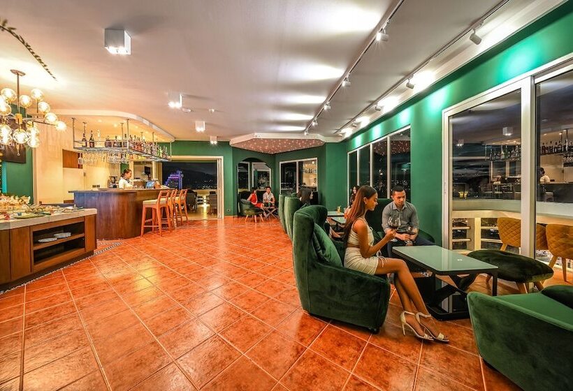 Andaman Beach Suites Hotel, Patong Phuket