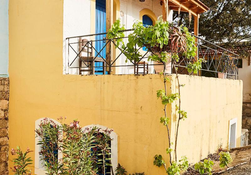 هتل Arolithos Traditional Village