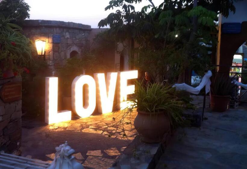 هتل Arolithos Traditional Village