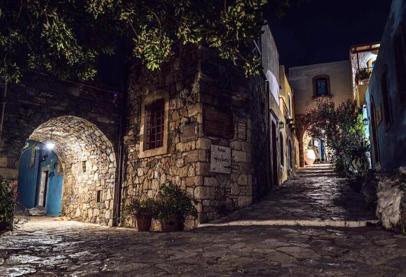 هتل Arolithos Traditional Village