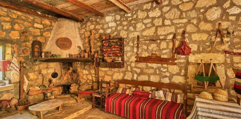 هتل Arolithos Traditional Village