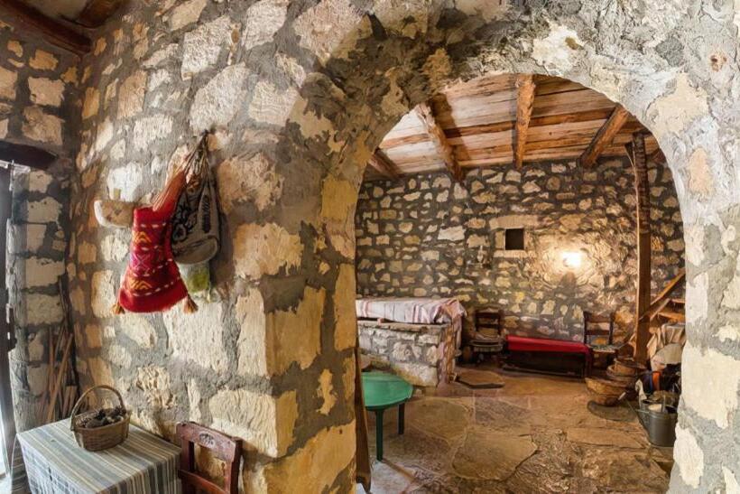 هتل Arolithos Traditional Village