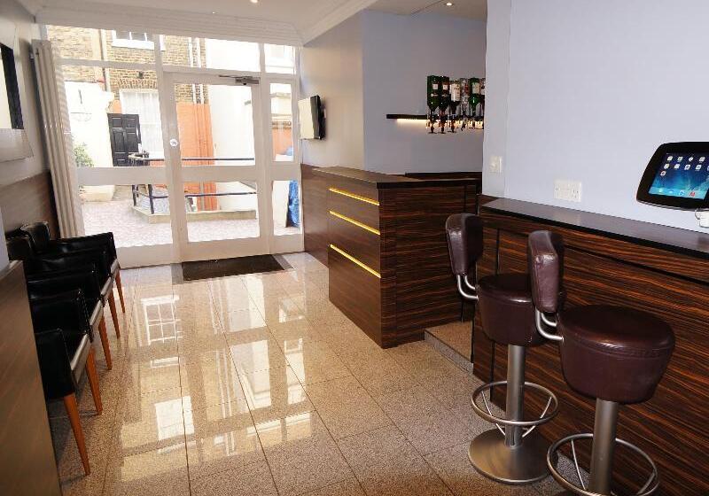 Отель Crestfield