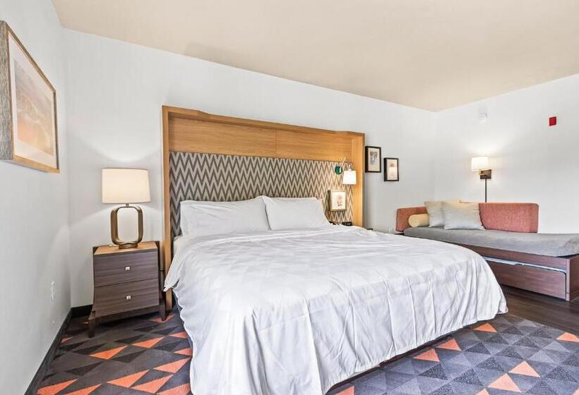 Отель Holiday Inn St. Petersburg West, An Ihg