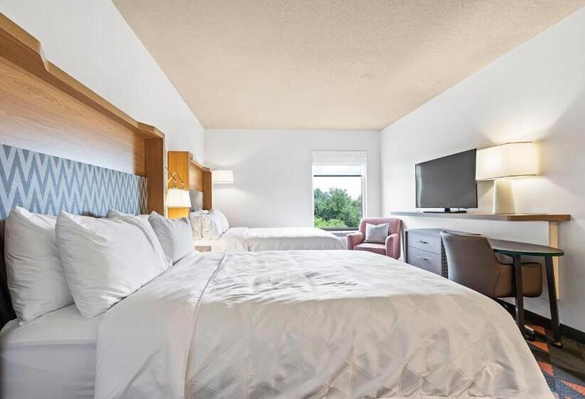 Отель Holiday Inn St. Petersburg West, An Ihg