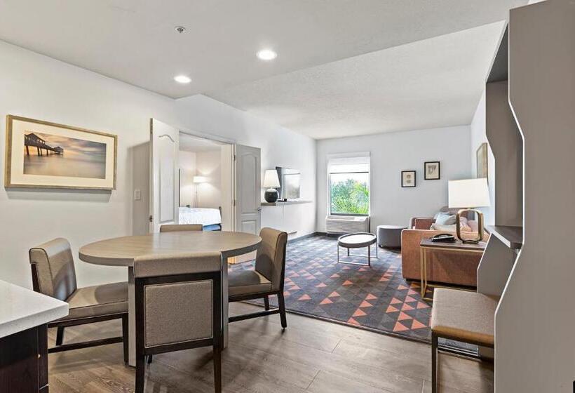 Отель Holiday Inn St. Petersburg West, An Ihg