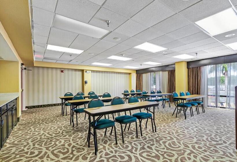 Отель Holiday Inn St. Petersburg West, An Ihg