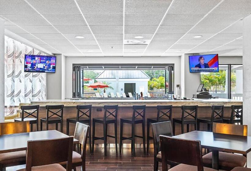 Отель Holiday Inn St. Petersburg West, An Ihg