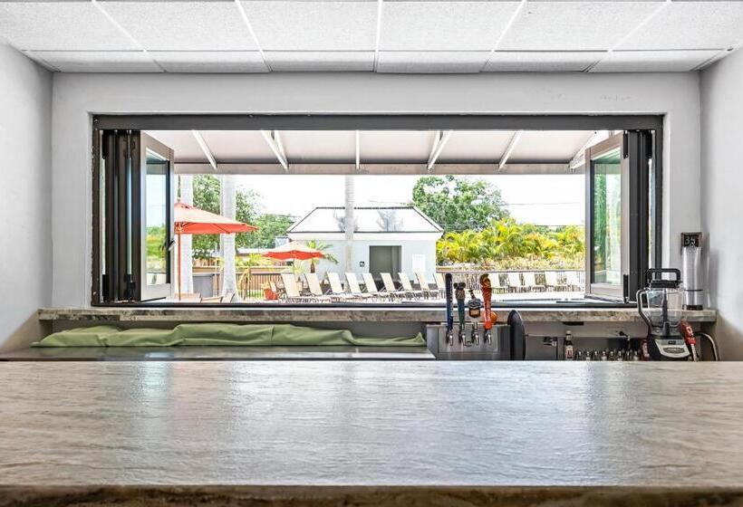 Отель Holiday Inn St. Petersburg West, An Ihg