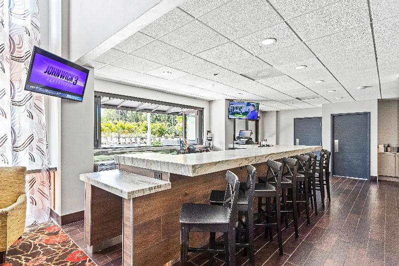 Отель Holiday Inn St. Petersburg West, An Ihg