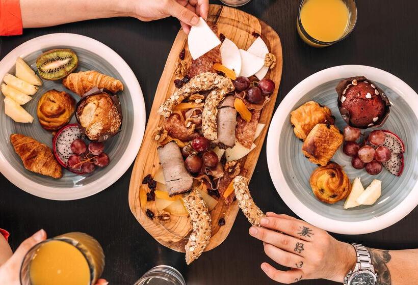 Dave By The Beach Loutraki, A Member Of Brown Hotels