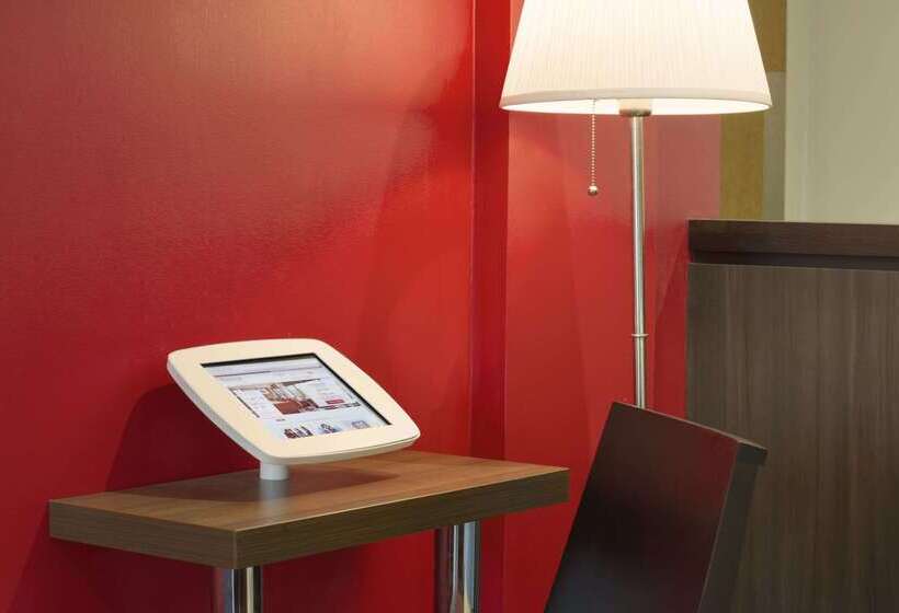 בית מלון כפרי Ramada Wakefield