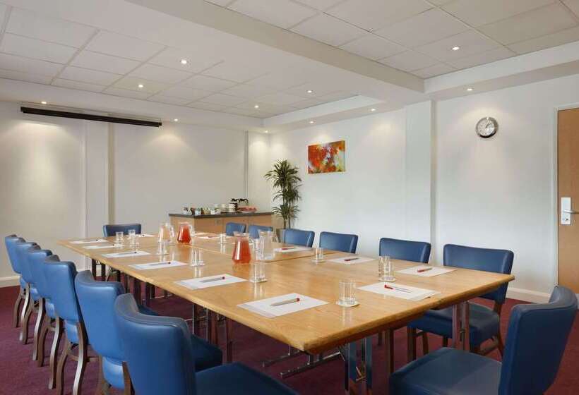 בית מלון כפרי Ramada Wakefield