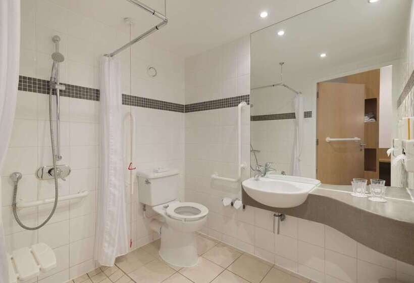 בית מלון כפרי Ramada Wakefield