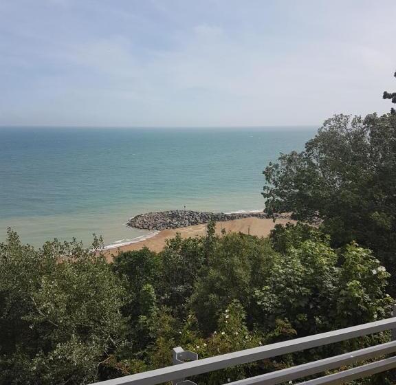 בית מלון כפרי The Southcliff