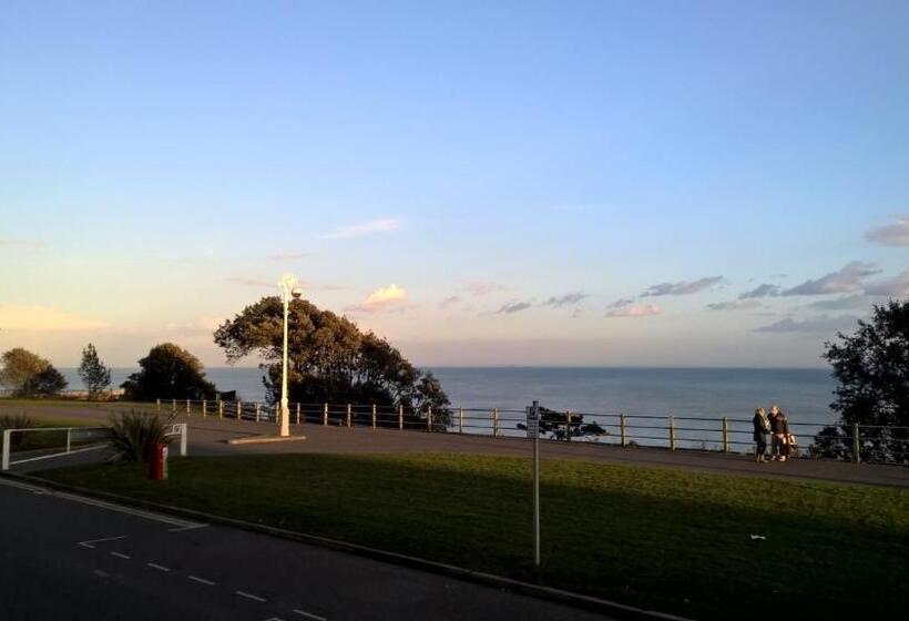 בית מלון כפרי The Southcliff