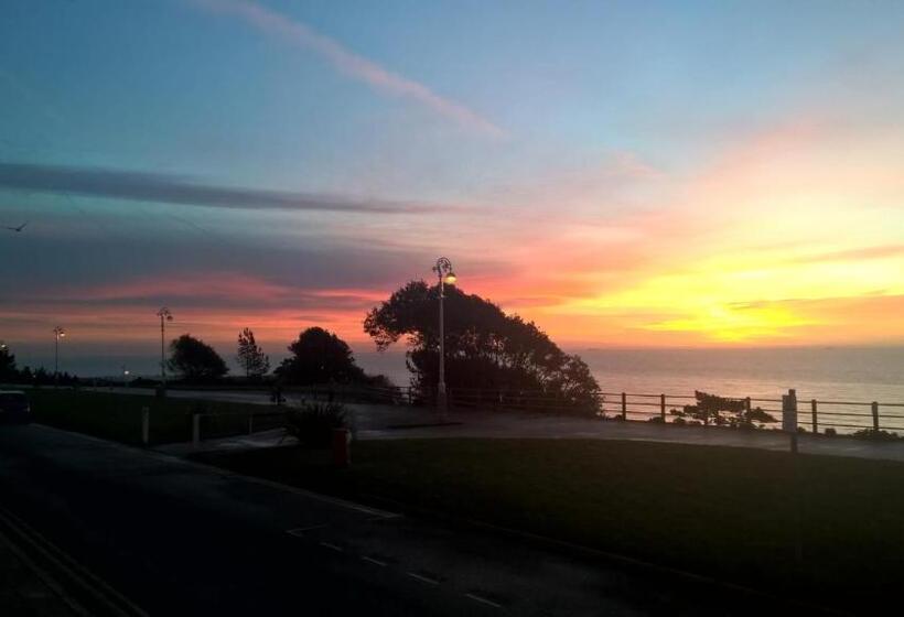 בית מלון כפרי The Southcliff